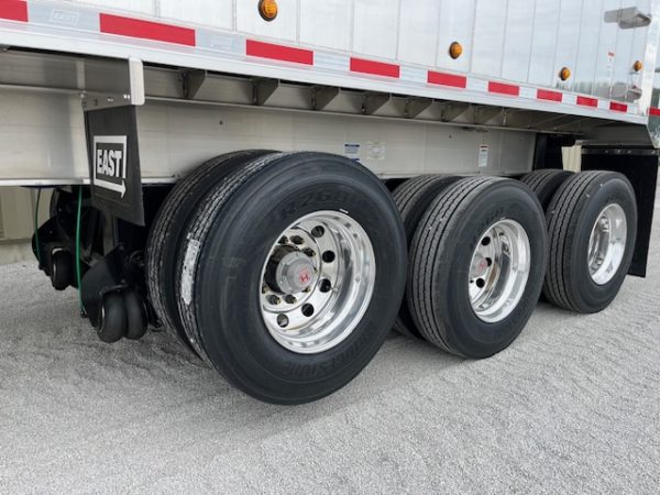 2025 EAST 35' Genesis Tri Axle - Image 11