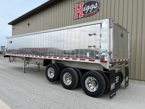 2025 EAST 35' Genesis Tri Axle - Image 12
