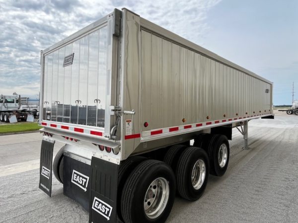 2025 EAST 35' Genesis Tri Axle - Image 16