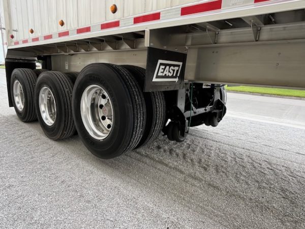2025 EAST 35' Genesis Tri Axle - Image 15