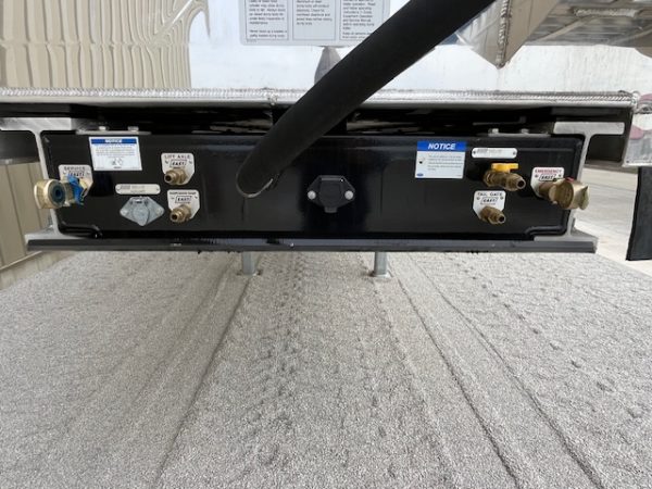 2025 EAST 35' Genesis Tri Axle - Image 18