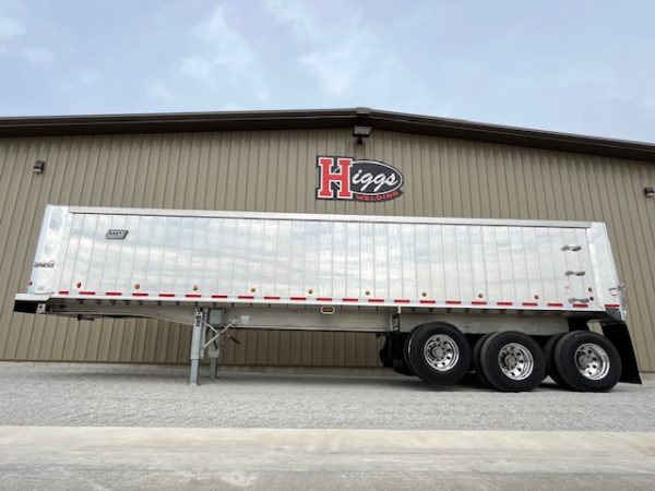 2025 EAST 35' Genesis Tri Axle - Image 3