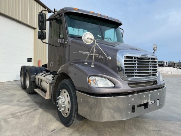 2005 Freightliner Columbia Daycab - Image 17