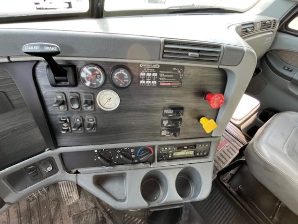 2005 Freightliner Columbia Daycab - Image 13