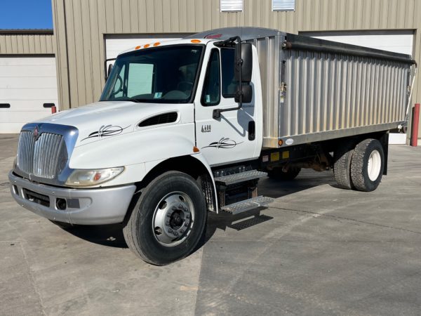 International 4400 Single Axle Grain Truck