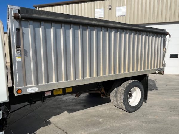 International 4400 Single Axle Grain Truck - Image 22