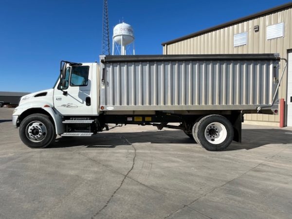 International 4400 Single Axle Grain Truck - Image 21