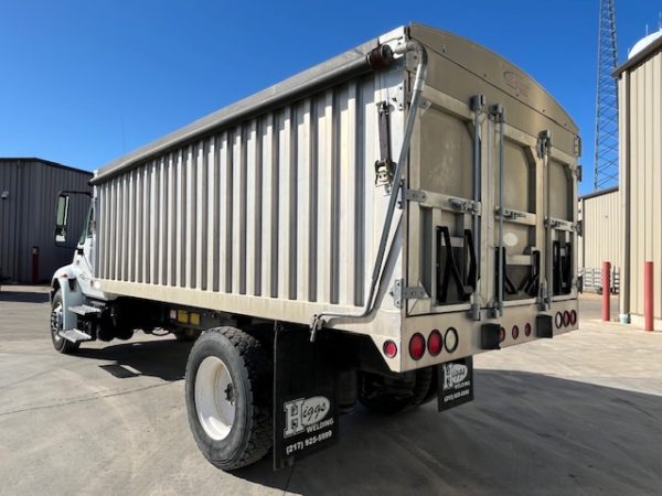 International 4400 Single Axle Grain Truck - Image 20