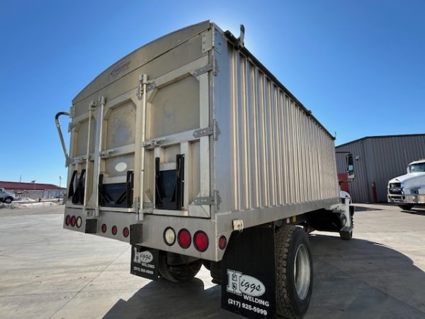 International 4400 Single Axle Grain Truck - Image 18