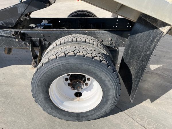 International 4400 Single Axle Grain Truck - Image 11