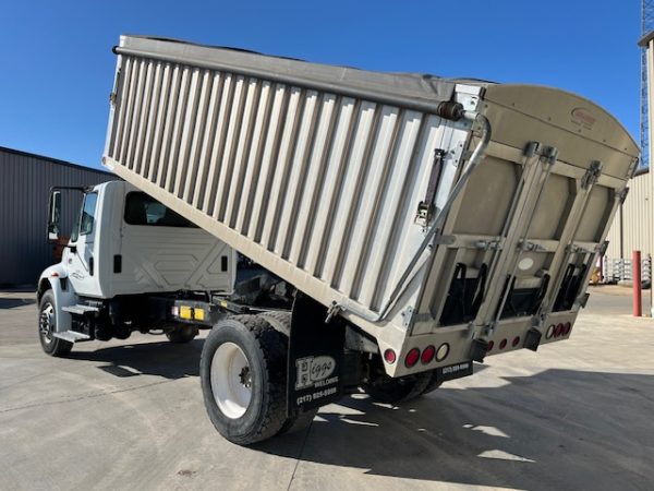 International 4400 Single Axle Grain Truck - Image 8