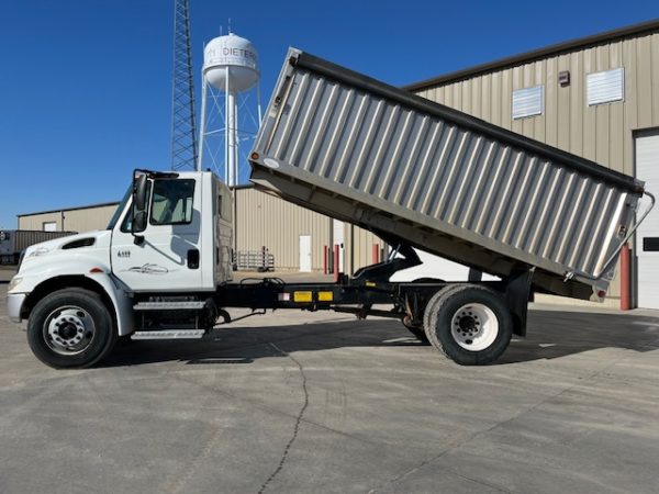 International 4400 Single Axle Grain Truck - Image 7