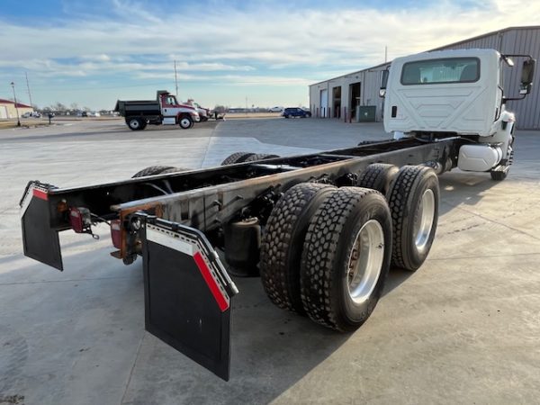 2018 International 4400 Cab and Chassis - Image 18