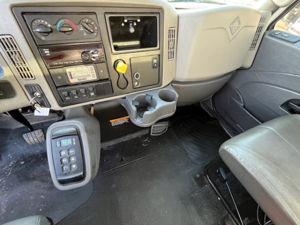 2018 International 4400 Cab and Chassis - Image 3