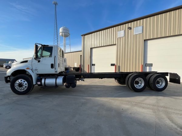 2018 International 4400 Cab and Chassis - Image 2