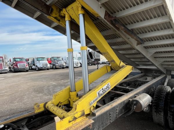 1999 GMC Tandem Grain Truck - Image 12