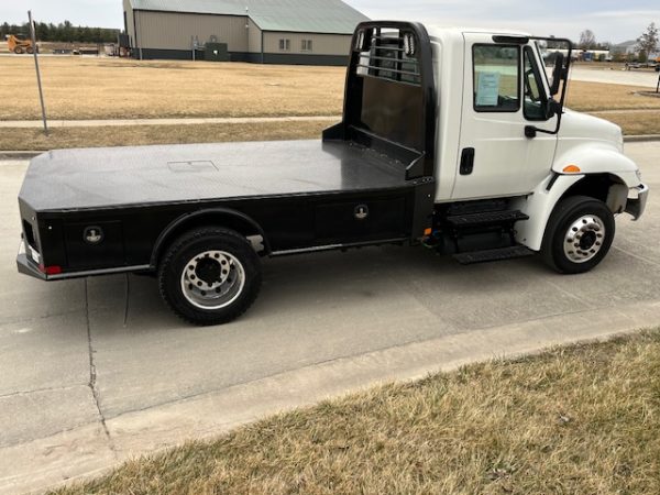 2018 International 4300 Flatbed - Image 22