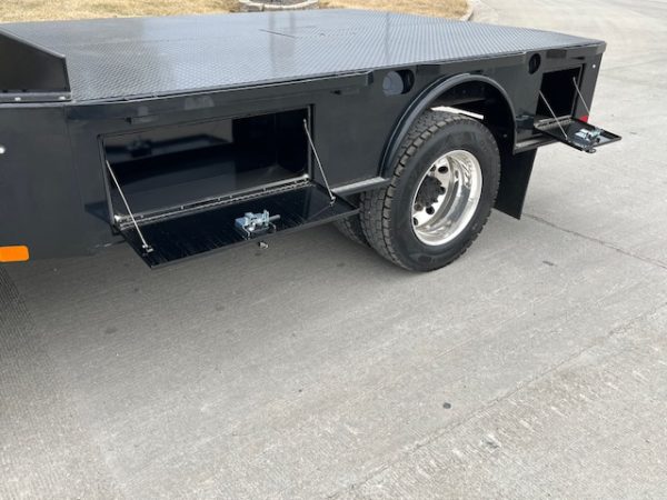2018 International 4300 Flatbed - Image 20