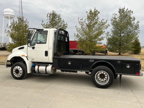 2018 International 4300 Flatbed - Image 16