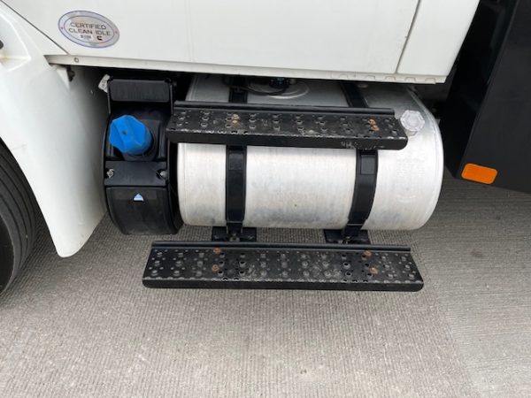 2018 International 4300 Flatbed - Image 15