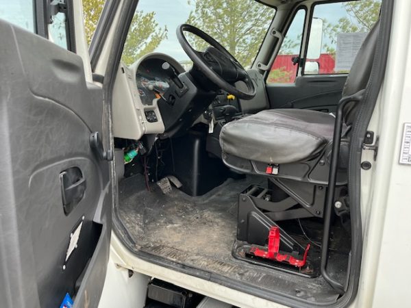 2018 International 4300 Flatbed - Image 10