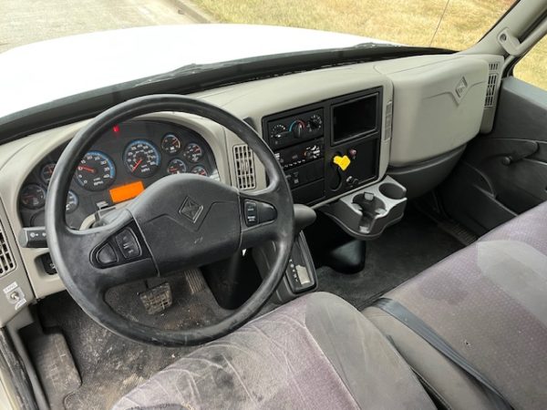 2018 International 4300 Flatbed - Image 9