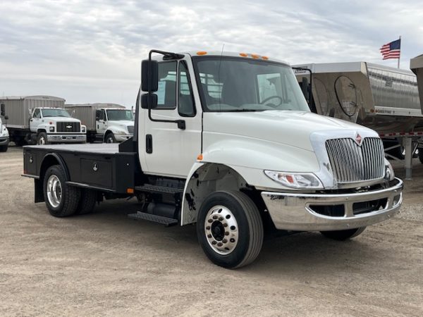 2018 International 4300 Flatbed - Image 4
