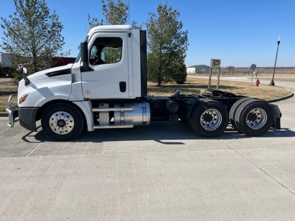 2018 Freightliner Cascadia Daycab - Image 15