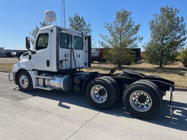 2018 Freightliner Cascadia Daycab - Image 14