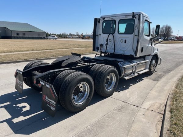 2018 Freightliner Cascadia Daycab - Image 13