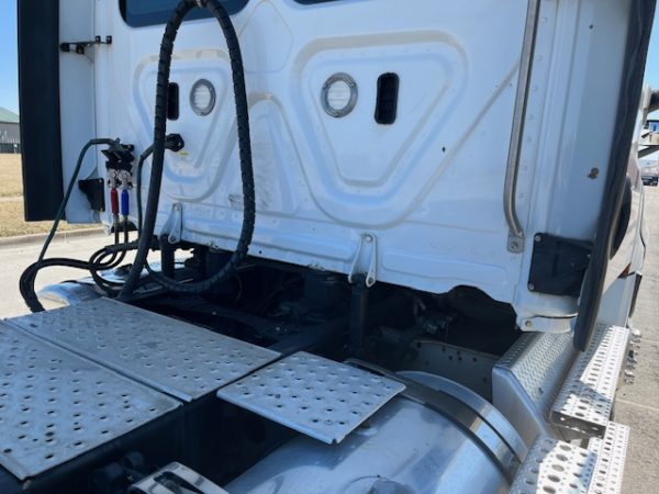 2018 Freightliner Cascadia Daycab - Image 12