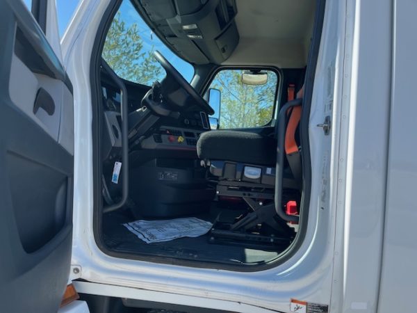 2018 Freightliner Cascadia Daycab - Image 11