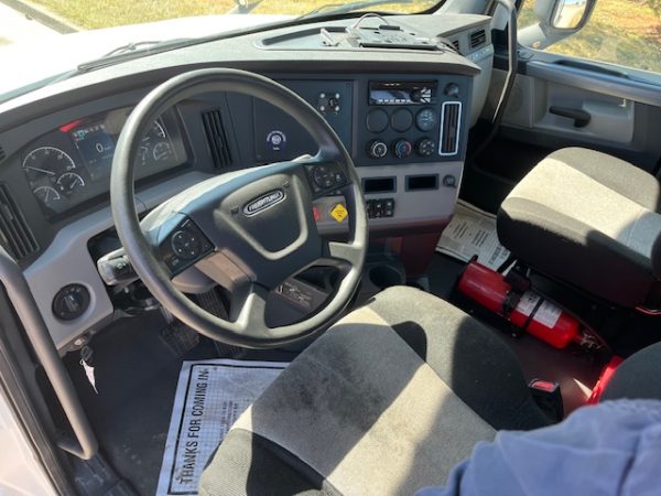 2018 Freightliner Cascadia Daycab - Image 10