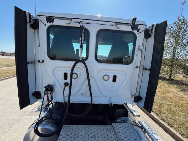 2018 Freightliner Cascadia Daycab - Image 3