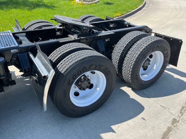 2015 Kenworth T440 Daycab - Image 20