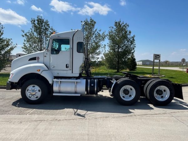 2015 Kenworth T440 Daycab - Image 19
