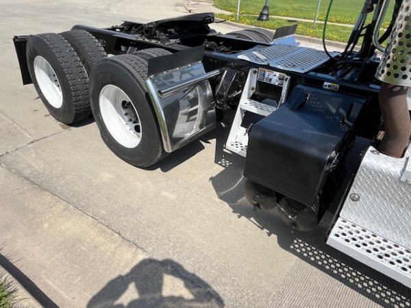 2015 Kenworth T440 Daycab - Image 14
