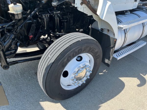 2015 Kenworth T440 Daycab - Image 10