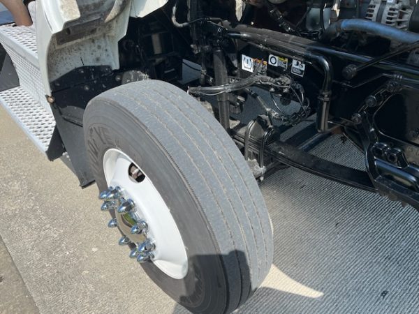 2015 Kenworth T440 Daycab - Image 9