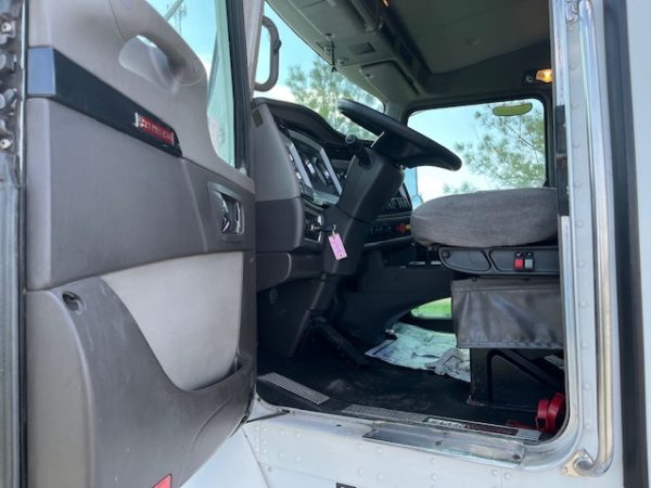 2015 Kenworth T440 Daycab - Image 7