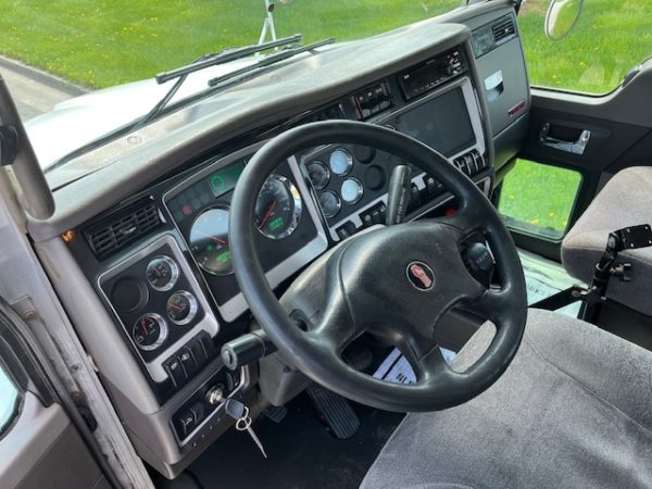 2015 Kenworth T440 Daycab - Image 6