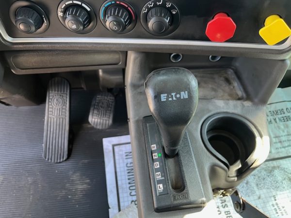 2015 Kenworth T440 Daycab - Image 5