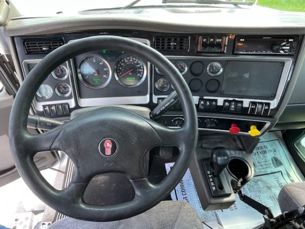 2015 Kenworth T440 Daycab - Image 4
