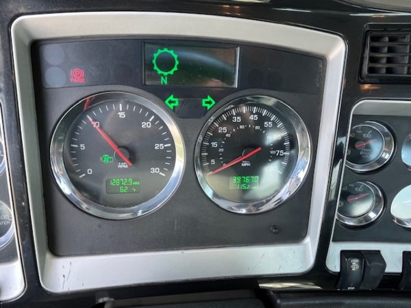 2015 Kenworth T440 Daycab - Image 3