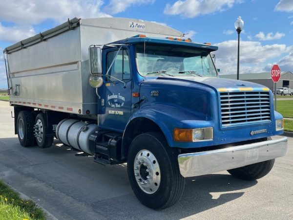 2000 International 4900 Grain Truck - Image 21