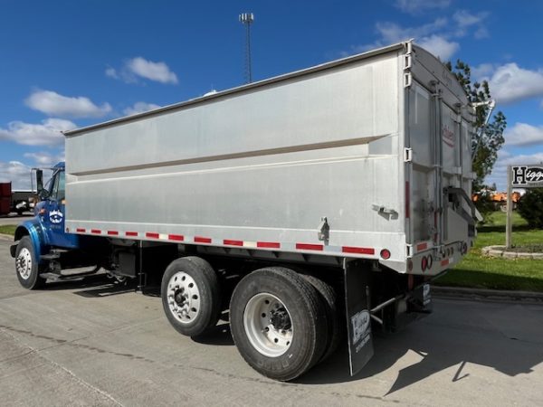 2000 International 4900 Grain Truck - Image 18
