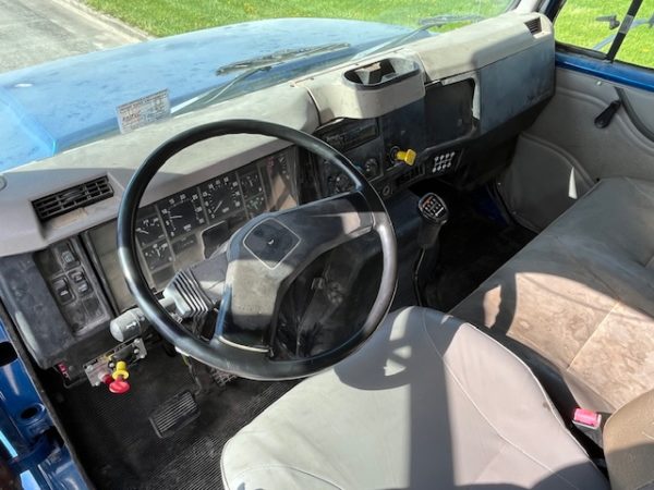 2000 International 4900 Grain Truck - Image 16