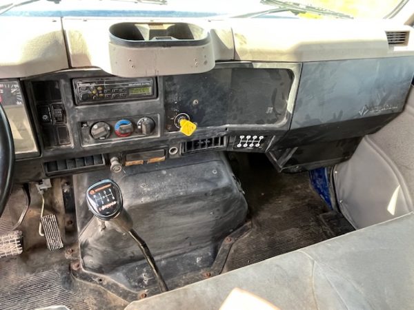 2000 International 4900 Grain Truck - Image 14