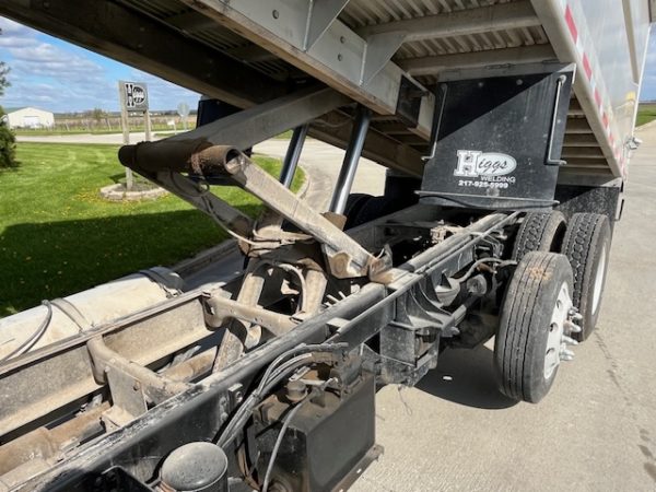 2000 International 4900 Grain Truck - Image 12