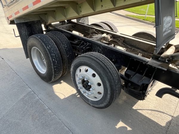 2000 International 4900 Grain Truck - Image 11